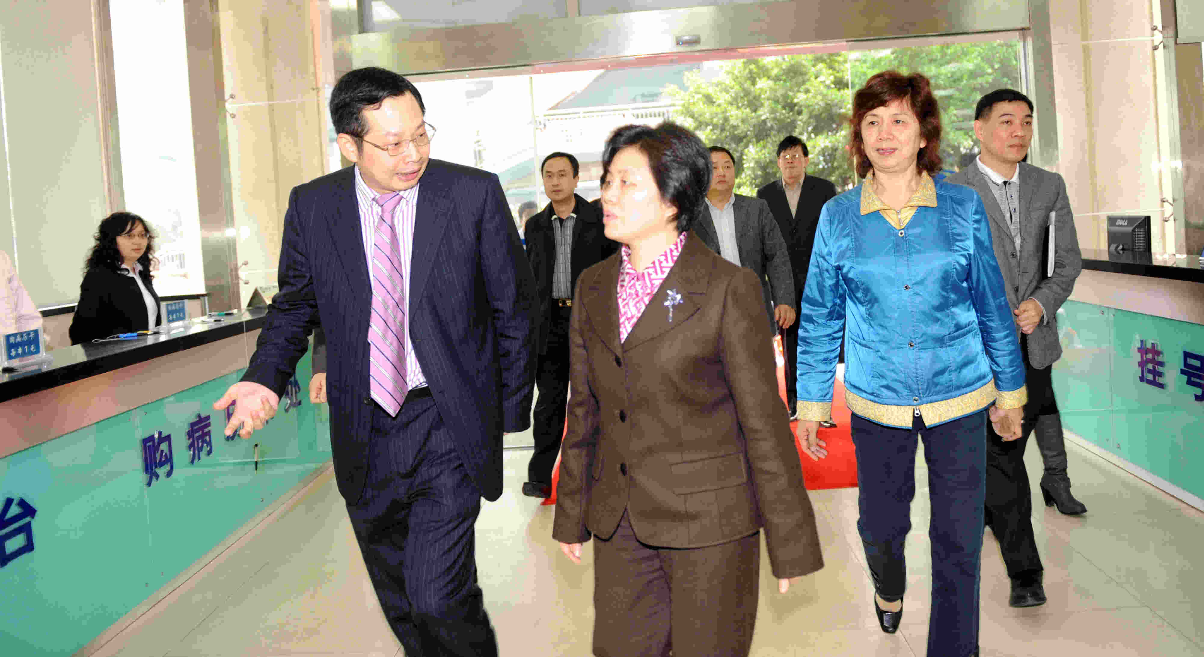 2010年3月，副省长陈桦来厦门眼科中心调研参观