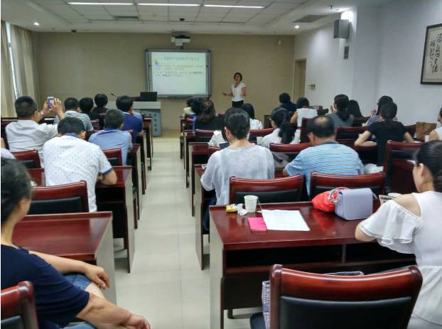 为纪念中国共产党成立96周年，深入推进“两学一做”教育活动，8868在线官网登录平台 - 8868网页版登录集团党委书记陈宝贵同志，8868在线官网登录平台 - 8868网页版登录集团党委副书记、厦门眼科中心党总支书记陈逸恬同志，党委委员张秀恋同志，以及支部三十余名党员同志参加了集团党委组织的庆祝“七一”主题党日