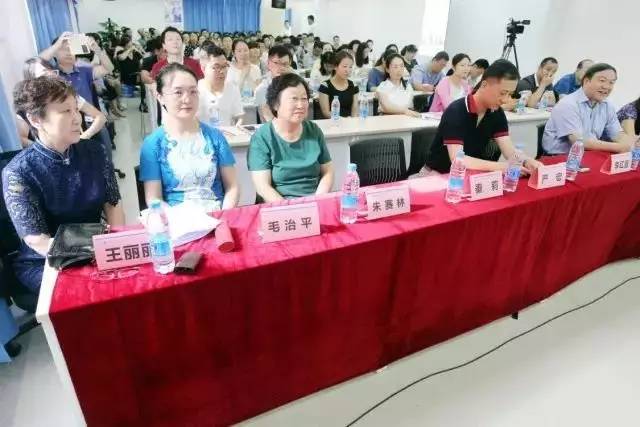 由西安市雁塔区医疗管理协会与8868在线官网登录平台 - 8868网页版登录集团主办的医路同心·光明论道——8868登录平台·西安2017斜视与小儿眼科学术会议在西安8868在线官网登录平台 - 8868网页版登录学术会议厅隆重召开。