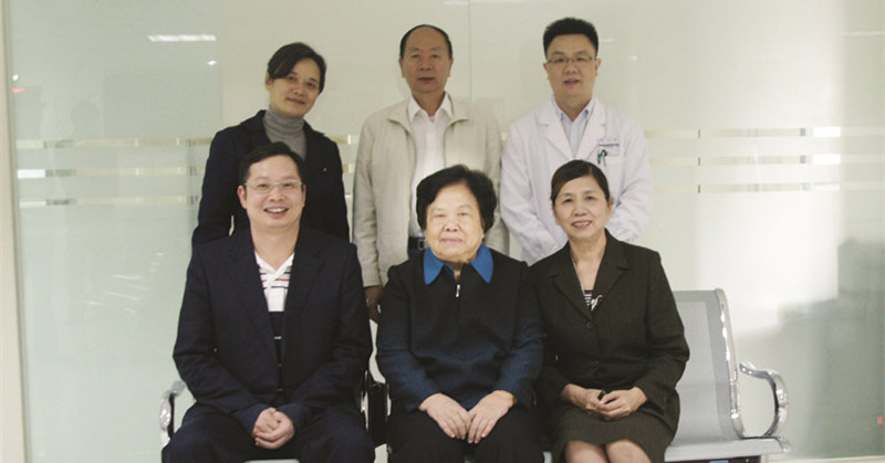 2011年12月4日，原全国人大常委会副委员长彭珮云来我院检查