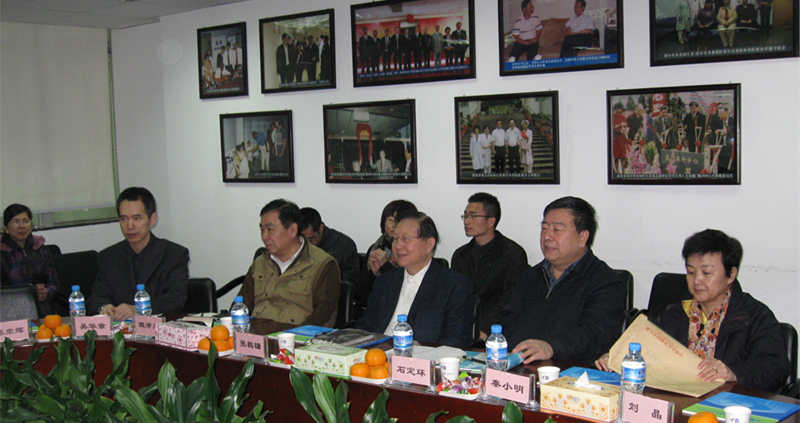 2012年2月， 参事张鹤镛一行来厦门眼科中心调研指导