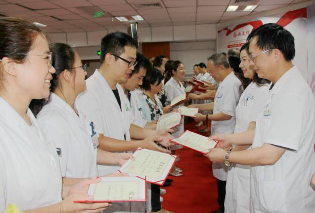 厦门大学附属厦门眼科中心2017年住院医师结业典礼在眼科17楼会议室举行。黎晓新、赵堪兴、吴国基、王骞、侯家敏、张广斌等我院及集团领*，各学科带头人、各行政职能部门负责人