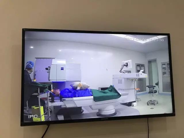 9月9日，杭州8868在线官网登录平台 - 8868网页版登录举行全飞秒近视手术演示，在半个多小时内，杜新华院长为6名近视患者 施行了德国蔡司VisuMax3.0版全飞秒手术，大伙亲身体会到了SMILE手术的快速、轻松、微创、安全。一名在手术室外等候的家属表示，犹豫担心了一年多，女儿终于可以笑看人生。.jpg