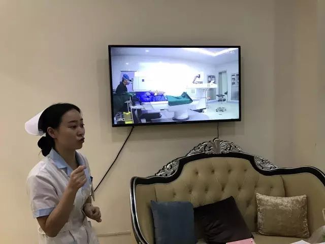 9月9日，杭州8868在线官网登录平台 - 8868网页版登录举行全飞秒近视手术演示，在半个多小时内，杜新华院长为6名近视患者 施行了德国蔡司VisuMax3.0版全飞秒手术，大伙亲身体会到了SMILE手术的快速、轻松、微创、.jpg