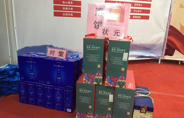 厦门眼科中心中秋爱眼科普三部曲活动在17楼举行，很多市民趁着周末赶来参加，现场有眼病知识讲座、 眼部检查，以及激动人心的博饼。.jpg
