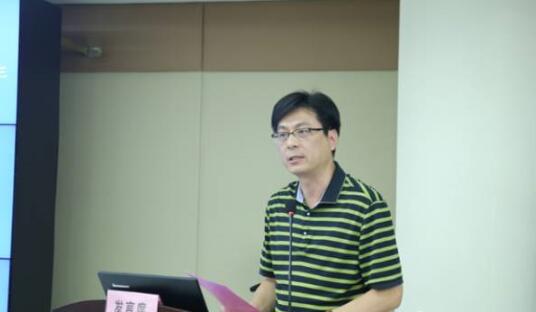  批诚信医疗机构代表徐州复兴眼科医院邱杨明院长发起“坚持依法执业倡导诚信行医”自律倡议：“人无信不立，业无信不成，国无信则衰。”为了履行救死扶伤， 人民身体健康和生命安全的神圣职责，以高明的技术全心全意为患者服务，规范行医，维护医术的圣洁和荣誉.jpg