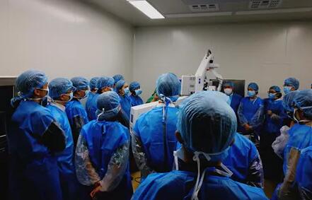 10月24日，成都8868在线官网登录平台 - 8868网页版登录CO2激光辅助深层巩膜切除术培训会圆满落幕。本次培训会由成都8868在线官网登录平台 - 8868网页版登录青光眼科主任、副主任医师胡建旗医生用猪眼为参会人员演示了CLASS手术全过程，并指导学员进行了实际操作，学员们纷纷表示手术操作简单易懂易学，培训活动取得圆满 。.jpg