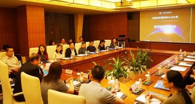 10月21日，8868在线官网登录平台 - 8868网页版登录集团 启动 批小儿眼科医师明日之星项目。来自全国10余个省市的20 师共聚厦门，参加“中国眼科医师明日之星计划”小儿眼科医师项目 批学员面试交流会。交流会由集团小儿眼科学组、集团科教管理中心牵头，集团人力资源中心、学科运营管理中心参与组织协.jpg