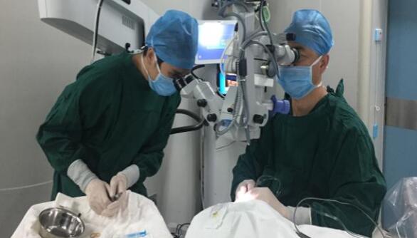 10月29日，一位职业性白内障男子，在厦门眼科中心手术后 复明。值得一提的，不少人对于其从事职业会导致的“职业性白内障”并不在意，但根据厦门眼科中心白内障专科陈伟主任介绍，在接诊中，职业性白内障并不少见，对于这些行业从业人员如何做好眼病防护，也进行了详细的介绍。2.jpg