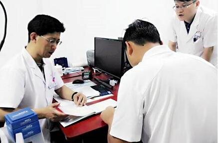 自厦门眼科中心开设遗传眼病门诊以来，全国各地前来寻求世界眼遗传病基因医治 专家 教授帮助的患者，络绎不绝。 教授表示，遗传性眼病种类繁多，致病原因比较复杂，可能是单纯的一种遗传因素引起的，也可能是多种遗传因素引起的，还可能和环境因素有关，传统的方法难以 。而当下的基因检测诊疗技术，有可能通过基因检测找到致病的突变基因，并有望对某些由单一基因突变造成的疾病在将来进行基因医治。1.jpg