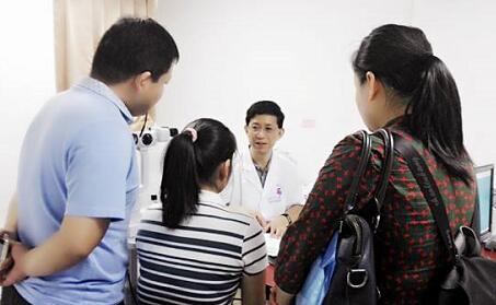 自厦门眼科中心开设遗传眼病门诊以来，全国各地前来寻求世界眼遗传病基因医治 专家 教授帮助的患者，络绎不绝。 教授表示，遗传性眼病种类繁多，致病原因比较复杂，可能是单纯的一种遗传因素引起的，也可能是多种遗传因素引起的，还可能和环境因素有关，传统的方法难以 。而当下的基因检测诊疗技术，有可能通过基因检测找到致病的突变基因，并有望对某些由单一基因突变造成的疾病在将来进行基因医治。3.jpg