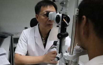 “小小竹棍把我害的好苦啊!幸好，遇到了厦门眼科中心眼整形科的胡继发副主任。医术好、态度好。大医院 医生就是不一样!”——医治眼睛后的老李激动的说道1.jpg