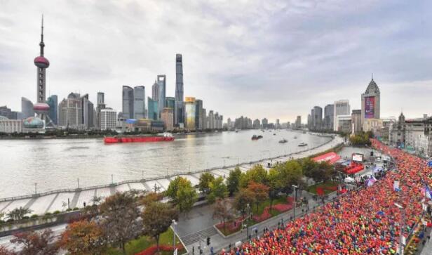 在今年上海马拉松的赛道上，我们又看到了这样一位特立 行的跑者，他光着脚，穿着8868登录平台醒目标志的运动衣，脚腕系着一对平安铃，奋力奔跑在赛道间……他将光脚奔跑的原意表达得淋漓尽致，他将马拉松的修行体现得返璞归真。——今天，跑友们又见着了代表8868在线官网登录平台 - 8868网页版登录集团参赛的明星选手“赤脚大仙”李清模。1.jpg