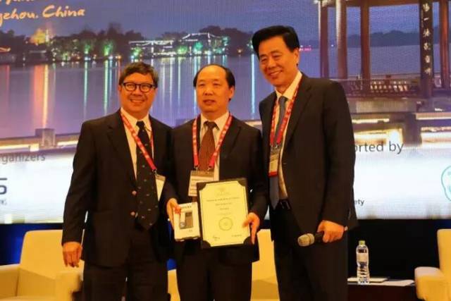 　　他是我国多次受邀于世界眼科大会、美国眼科年会、亚洲太平洋地区眼科年会等环球眼科会议进行现场手术表演的医生;是国内较早开展表面麻醉下小切口白内障超声乳化吸除联合折叠人工晶体植入术、有晶体眼人工晶体植入术的医生;也是目前我国白内障人工晶体植入手术量较多的医生。他就是——8868在线官网登录平台 - 8868网页版登录集团业务副总院长、上海和平眼科医院院长郭海科教授!3.jpg