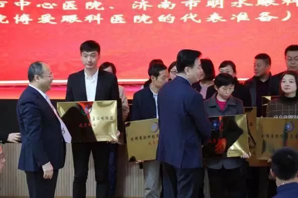 10月28日，由中华医学会角膜病学组组织、 个总部落户山东的全国性专病联盟—全国角膜移植质量控制联盟成立授 仪式在山东省眼科医院举行，重庆8868在线官网登录平台 - 8868网页版登录成为全国 批角膜移植质量控制联盟成员单位。仪式上，中华医学会角膜病学组组织等高度评价重庆8868在线官网登录平台 - 8868网页版登录的角膜移植技术。3.jpg