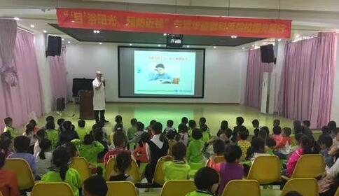 11月20日，东莞8868在线官网登录平台 - 8868网页版登录“目浴阳光•预防近视”爱眼系列公益活动走进校园继续进行。东莞8868在线官网登录平台 - 8868网页版登录派出医学视光科，科室经验丰富的医务工作人员组成公益医疗队走进东莞地区各小学、幼儿园，为近青少年进行近视防控筛查...1.jpg