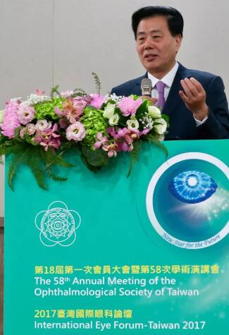 会议 日开幕式上中国台湾眼科学会理事长翁林仲教授 先邀请姚克教授上台代表中华医学会眼科学会致辞，对大会隆重召开表示祝贺。姚教授在致辞中说：“近年来，海峡两岸眼科界的交往日益密切和深入，两岸眼科同仁频繁互访，共同分享学术成果，共同推动两岸眼科医疗技术的进步，为实现中华眼科与环球接轨、.jpg