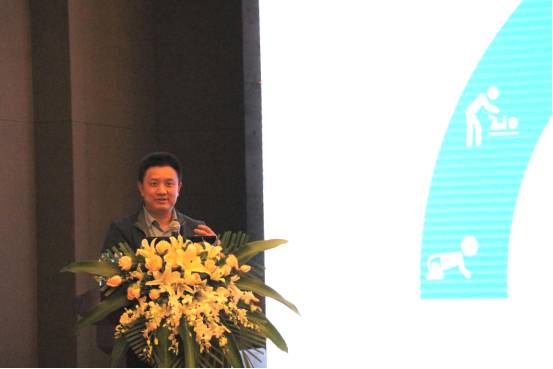 深圳星医科技有限公司CEO、原深圳市卫计委医政处处长廖庆伟发表了《智能眼底病筛查及远程视频MDT》的演讲.jpg