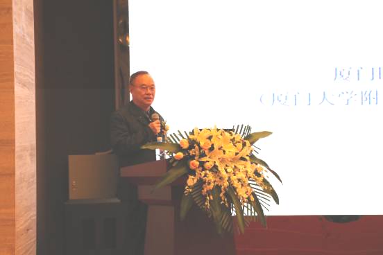 厦门眼科中心业务院长、眼底病 学科带头人吴国基教授发表了《染色玻璃体手术》的演讲.jpg