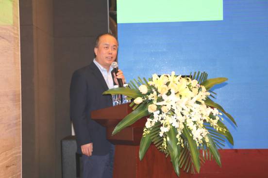 深圳市眼科医院眼底内科主任医师陈青山主任发表了《慢性中浆的微脉冲激光医治》的演讲.jpg
