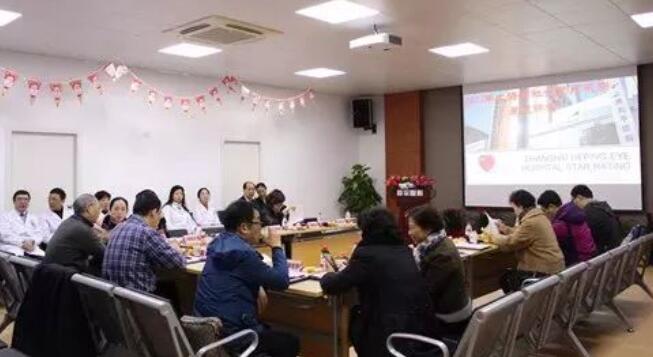 12月23日上午8时许，由上海市社会医疗机构协会组织的专家评审团在闫东方会长的带领下一行已经冒着严寒抵达上海和平眼科医院。专家们抵达医院二楼学术报告厅落座后，上海和平眼科医院郭海科院长、陈凤国总经理 先一一致辞对上海市社会医疗机构协会组织的专家评审团的来到表示热烈欢迎;随后，专家评审团听取了吴迺川名誉院长作星 医院创建工作汇报5.jpg