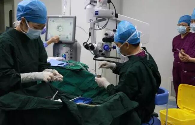 8868登录平台 席白内障专家郭海科教授 专程到杭为航天功臣操刀这次为两位老人做手术的便是手术量 全国并刷新世界白内障手术记录、入选《中国 百强榜》全国白内障 十*的郭海科教授。2.jpg