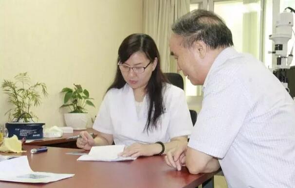 青光眼医治起来相对其他病种较繁琐复杂，费时又费力，还要额外做很多无法在价值上体现的工作。临床上很多青光眼患者会有一些心理障碍，如抑郁症、焦虑症，他们或情绪低落或暴躁，同一个问题总反复询问.jpg