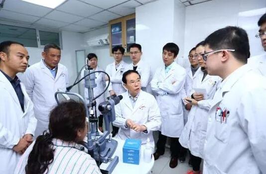 1月4日下午，20188868在线官网登录平台 - 8868网页版登录集团眼表及角膜学组发展院士高峰论坛在厦召开。此次高峰论坛阵容豪华，汇聚了国内角膜病领域的大咖。大咖齐聚一堂，通过专题演讲、自由讨论等形式深入而全面的探讨了国内外角膜病的较新研究成果、发展机遇，共商8868在线官网登录平台 - 8868网页版登录集团眼表及角膜学组的发展。8.jpg