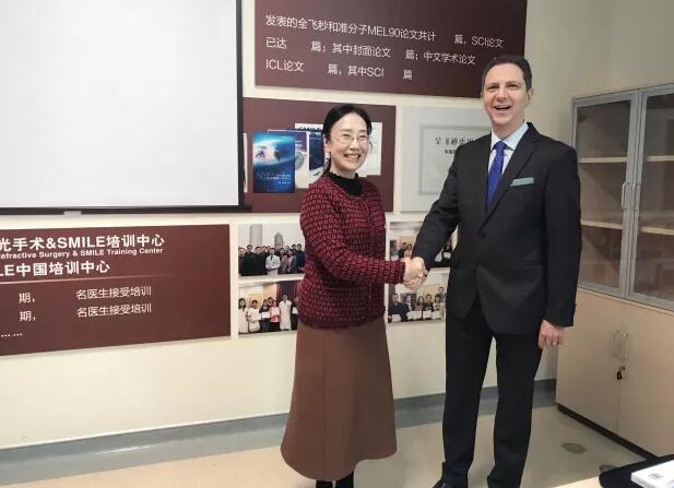 2018年1月5-7日，由复旦大学附属眼耳鼻喉科医院举办的 七届“关爱近视，微笑论坛”上海和平眼科医院屈光专科翟爱琴副院长和欧阳朝祜医学硕士受邀参加了此次盛会，与来自国内外数百 专家、学者及眼科同道齐聚，共襄2018年 场屈光学术盛宴10.jpg