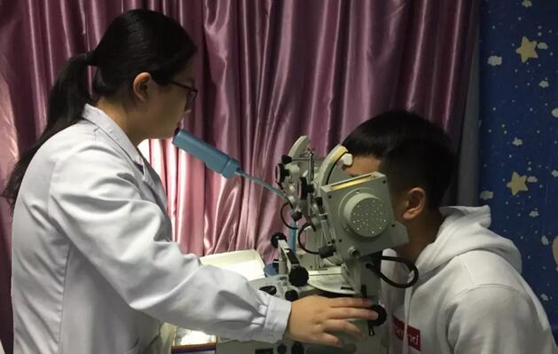 确诊小林患有斜视后，任主任建议小泉做斜视手术，以 眼位的同时也能把歪脖子病给治了。在小泉和父母商量下，小泉当天就办理了住院手续，并于隔天接受了斜视显微手术。术后 二天，小泉的父母便惊喜地发现小泉的脖子变直了。听到这消息，小泉也激动地找来一把镜子，左看右看，开心得不得了。他们还对前来查房的任主任连声道谢2.jpg