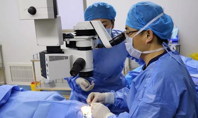 为关爱沂蒙老区人民眼部健康，临沂眼科医院现征集100位白内障患者，到院检查后， 符合手术条件，就可以 进行白内障手术!刚刚在临沂眼科医院做完白内障的姜阿姨，对于临沂眼科医院此次公益行动感激不已1.jpg