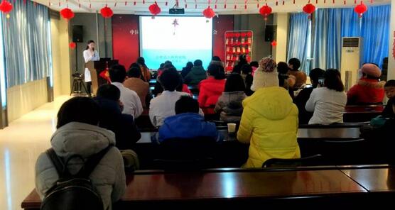 上周六（1月22日）上午合肥名人眼科医院如约举办了儿童近视防控专题讲座，来参加讲座的家长和小朋友们大约有五十多人，不得不说现场可是十分的热闹!1.jpg