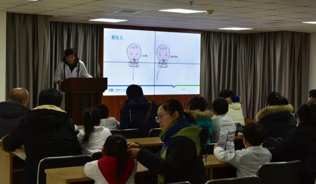 1月21日下午，由安徽理工大学附属眼科医院举办的“小小眼科医生”体验活动，让孩子们收获满满。穿上白大褂，当一*次小小医生，和孩子过一个与众不同的周末!1.jpg