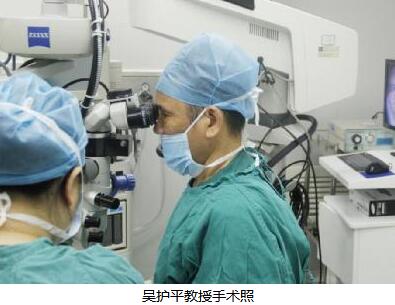 今年48岁画家梅女士来自青海，对视觉要求一向严格的她，放弃了在本地手术的机会，不远千里来到厦门眼科中心做“翼状胬肉”手术。因为她听说厦门眼科中心翼状胬肉手术技术高明，胬肉切除后无人复发。为了理想的手术 ，为了继续从事热爱的绘画工作，她觉得到厦门眼科中心手术是必然的选择。1.jpg