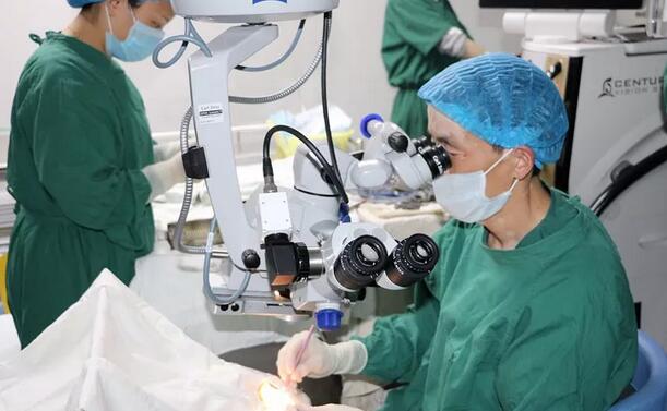 李春英(化名)老人今年72岁，老人患上白内障多年。到医院就诊的时，医院的医生了解到李奶奶平时喜欢看书、旅游，对术后的视觉质量特别在意。经过多方对比医生为李奶奶推荐了多焦点人工晶体。据医院的郝建院长介绍，多焦点人工晶体与传统人工晶体不同，它具有多个焦点，植入眼内后，患者各个距离都能看清楚，术后无需配镜，同时能够 降低夜间眩光，拥有令人满意的视觉质量,能够使眼睛“返老还童”1.jpg