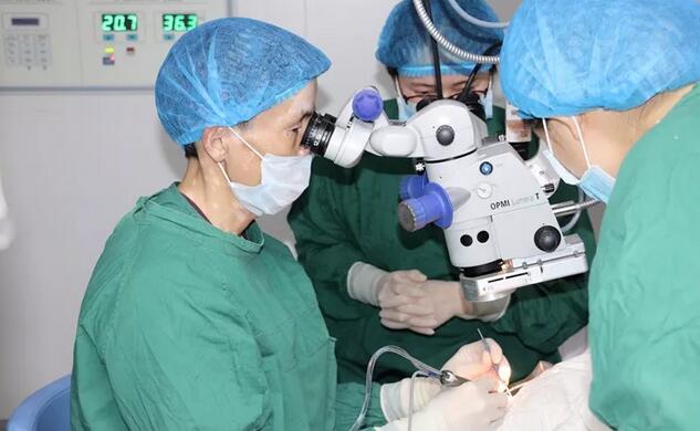 李春英(化名)老人今年72岁，老人患上白内障多年。到医院就诊的时，医院的医生了解到李奶奶平时喜欢看书、旅游，对术后的视觉质量特别在意。经过多方对比医生为李奶奶推荐了多焦点人工晶体。据医院的郝建院长介绍，多焦点人工晶体与传统人工晶体不同，它具有多个焦点，植入眼内后，患者各个距离都能看清楚，术后无需配镜，同时能够 降低夜间眩光，拥有令人满意的视觉质量,能够使眼睛“返老还童”2.jpg