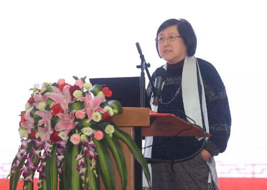 2017年是厦门大学附属厦门眼科中心璀璨夺目的一年，2017我们不仅迎来了20周年院庆，还在医教研等方面取得丰硕成果。门诊量达40多 人次，手术量5 人次，并且顺利通过了国家药物临床试验机构(GCP)资格认定。满怀丰收的喜悦，我们挥手作别砥砺奋进的2017，阔步迈入华章初展的2018。2.jpg