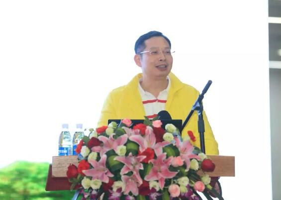 2017年是厦门大学附属厦门眼科中心璀璨夺目的一年，2017我们不仅迎来了20周年院庆，还在医教研等方面取得丰硕成果。门诊量达40多 人次，手术量5 人次，并且顺利通过了国家药物临床试验机构(GCP)资格认定。满怀丰收的喜悦，我们挥手作别砥砺奋进的2017，阔步迈入华章初展的2018。3.jpg