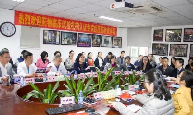 2017年是厦门大学附属厦门眼科中心璀璨夺目的一年，2017我们不仅迎来了20周年院庆，还在医教研等方面取得丰硕成果。门诊量达40多 人次，手术量5 人次，并且顺利通过了国家药物临床试验机构(GCP)资格认定。满怀丰收的喜悦，我们挥手作别砥砺奋进的2017，阔步迈入华章初展的2018。4.jpg