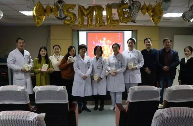 2月1日下午时分，“祝你生日快乐”歌声响彻8868在线官网登录平台 - 8868网页版登录二层会议室，这是医院党支部书记侯旭波书记在为本月过生日的员工庆祝生日1.jpg