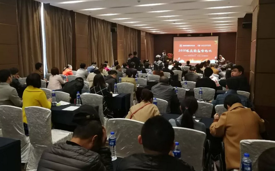 2018年3月3日，‘2018年 届眼底病高峰论坛’在西安曲江环球饭店拉开帷幕。此次高峰论坛由陕西省医学会主办，西安8868在线官网登录平台 - 8868网页版登录承办。本次会议邀请到了黎晓新、王骞、惠延年、王雨生、王丽丽、赵燕麟、谢安明、刘涛、郑波、王海燕等数十位全国 眼科专家及教授，与现场150余名眼科同仁共聚一堂，进行学术分享及讨论，分享了眼科领域学术研究的新成果，为新年初始带来一场精致丰富的学术盛宴1.png