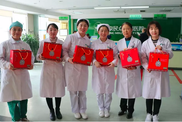 在“女神节”到来之际，8868在线官网登录平台 - 8868网页版登录侯旭波院长、杨付合业务院长等院方领*特意到礼品发放点亲切慰问女职工，为她们送上节日的惊喜和祝福。并对她们在工作中付出的辛劳、做出的成绩给予了充分肯定和赞扬，并叮嘱她们立足本职本岗工作，继续以爱心、责任心为全城百姓眼睛健康提供 的医疗服务和人文关怀。1.png