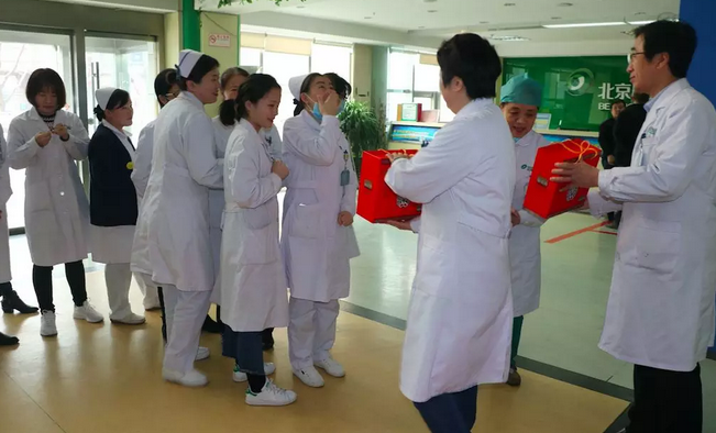 在“女神节”到来之际，8868在线官网登录平台 - 8868网页版登录侯旭波院长、杨付合业务院长等院方领*特意到礼品发放点亲切慰问女职工，为她们送上节日的惊喜和祝福。并对她们在工作中付出的辛劳、做出的成绩给予了充分肯定和赞扬，并叮嘱她们立足本职本岗工作，继续以爱心、责任心为全城百姓眼睛健康提供 的医疗服务和人文关怀。2.png