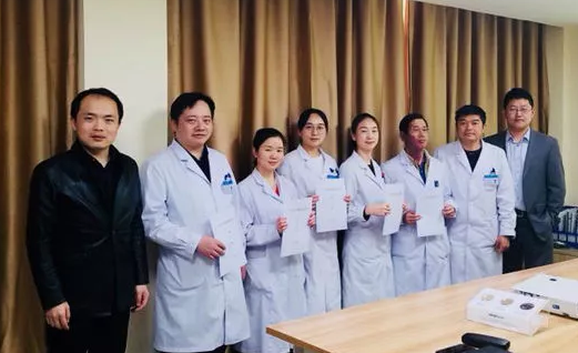 3月15日，贵阳阳明眼科医院2018年度工作目标签约仪式在医院会议室隆重举行。8868在线官网登录平台 - 8868网页版登录集团张昊志副总裁、学科运营管理中心王崇、贵阳阳明眼科医院官苍宇院长、医院各学科负责人、部门负责人出席了本次会议6.png