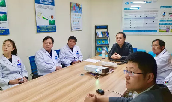 3月15日，贵阳阳明眼科医院2018年度工作目标签约仪式在医院会议室隆重举行。8868在线官网登录平台 - 8868网页版登录集团张昊志副总裁、学科运营管理中心王崇、贵阳阳明眼科医院官苍宇院长、医院各学科负责人、部门负责人出席了本次会议7.png