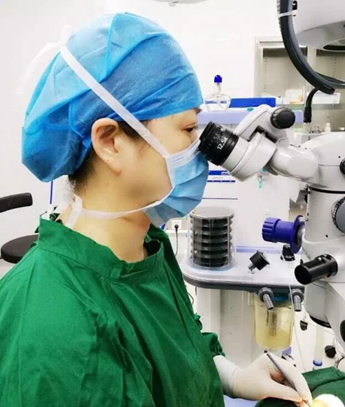 应众多家长合力邀请，2018年4月全国出名斜弱视小儿眼科专家，厦门眼科中心潘美华教授将再度亲临烟台康爱眼科医院，为斜视患者行显微斜视手术1_副本.jpg