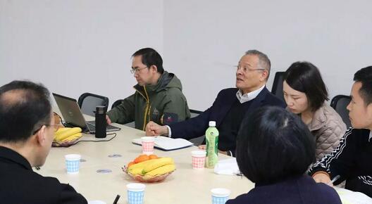 在3月28日法国依视路集团2.5新视代全球副总裁白方华先生一行人访问重庆8868在线官网登录平台 - 8868网页版登录时，重庆8868在线官网登录平台 - 8868网页版登录总经理张庭胜热情接待依视路集团贵宾一行。本次交流的目的：重庆8868登录平台和依视路“2.5新视代爱眼大使”健康公益项目希望能一起帮助视力帮助老百姓进行视力 ，提*生活质量，传播爱眼护眼的知识、宣传眼镜对视力 的作用、让更多的人尤其是需要帮助的人群能开始关注呵护自己的眼睛2.jpg