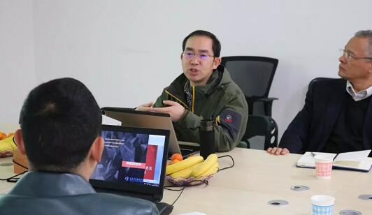 在3月28日法国依视路集团2.5新视代全球副总裁白方华先生一行人访问重庆8868在线官网登录平台 - 8868网页版登录时，重庆8868在线官网登录平台 - 8868网页版登录总经理张庭胜热情接待依视路集团贵宾一行。本次交流的目的：重庆8868登录平台和依视路“2.5新视代爱眼大使”健康公益项目希望能一起帮助视力帮助老百姓进行视力 ，提*生活质量，传播爱眼护眼的知识、宣传眼镜对视力 的作用、让更多的人尤其是需要帮助的人群能开始关注呵护自己的眼睛3.jpg