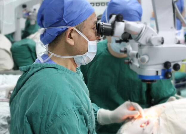 3月31日，厦门眼科中心业务副院长、厦门大学附属厦门眼科中心眼表与角膜病科吴护平教授应邀来到福州眼科医院进行为期一天的手术行程3.jpg