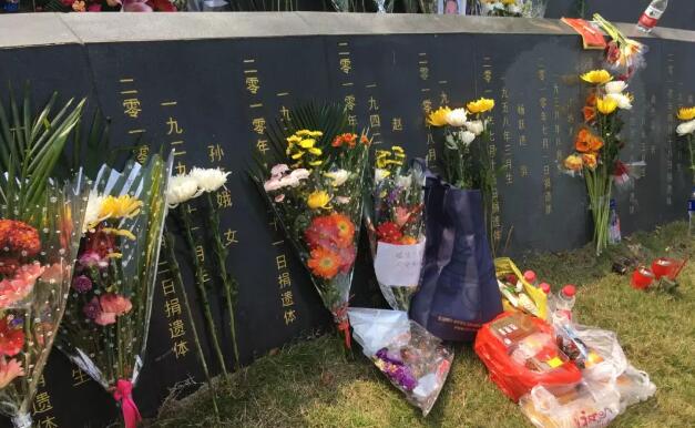 4月4日，厦门大学附属厦门眼科中心在厦门海沧文圃山纪念园里，集体缅怀厦门市遗体、器官、眼角膜捐献者。谢立信院士盛赞厦门眼科中心飞秒激光辅助下深板层角膜内皮移植手术是国内拔萃技术，已成为广大眼科同行学习的榜样2.jpg